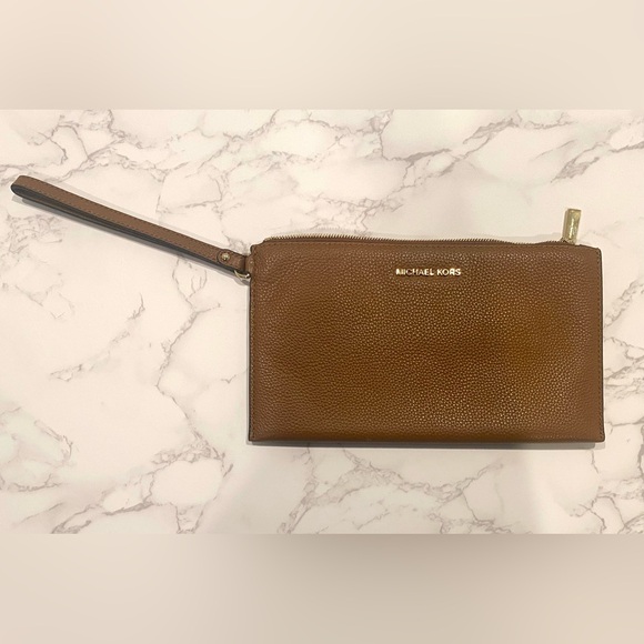 MICHAEL KORS LARGE LEATHER CLUTCH - Picture 1 of 9
